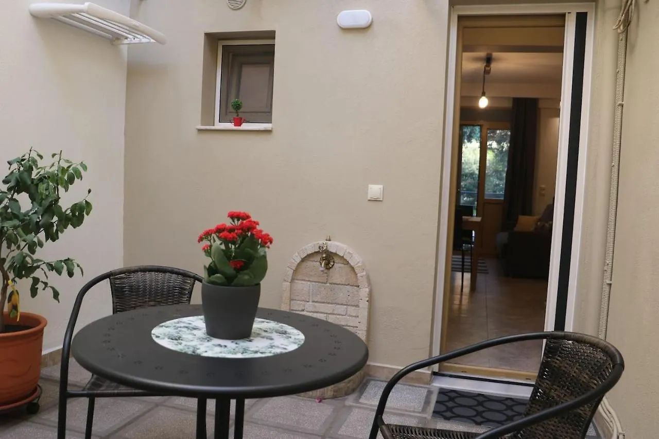 Quiet Urban Studio With Private Backyard سالونيك