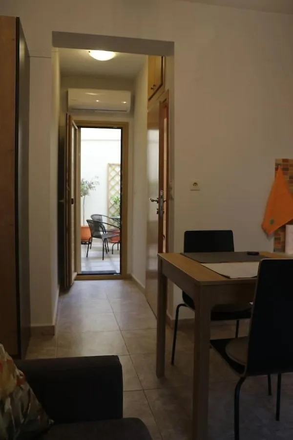 شقة Quiet Urban Studio With Private Backyard سالونيك