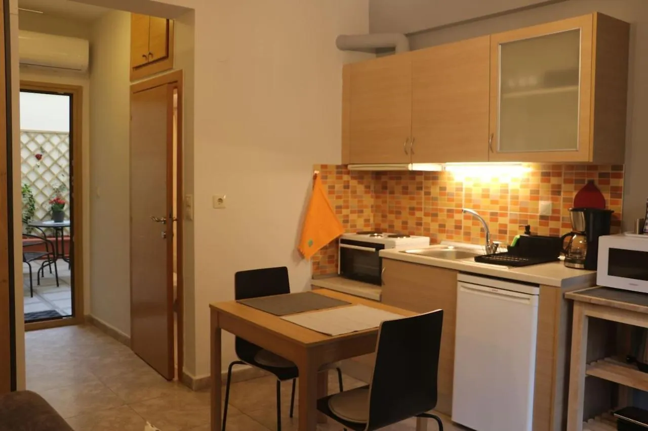 Apartment Quiet Urban Studio With Private Backyard Thessaloniki